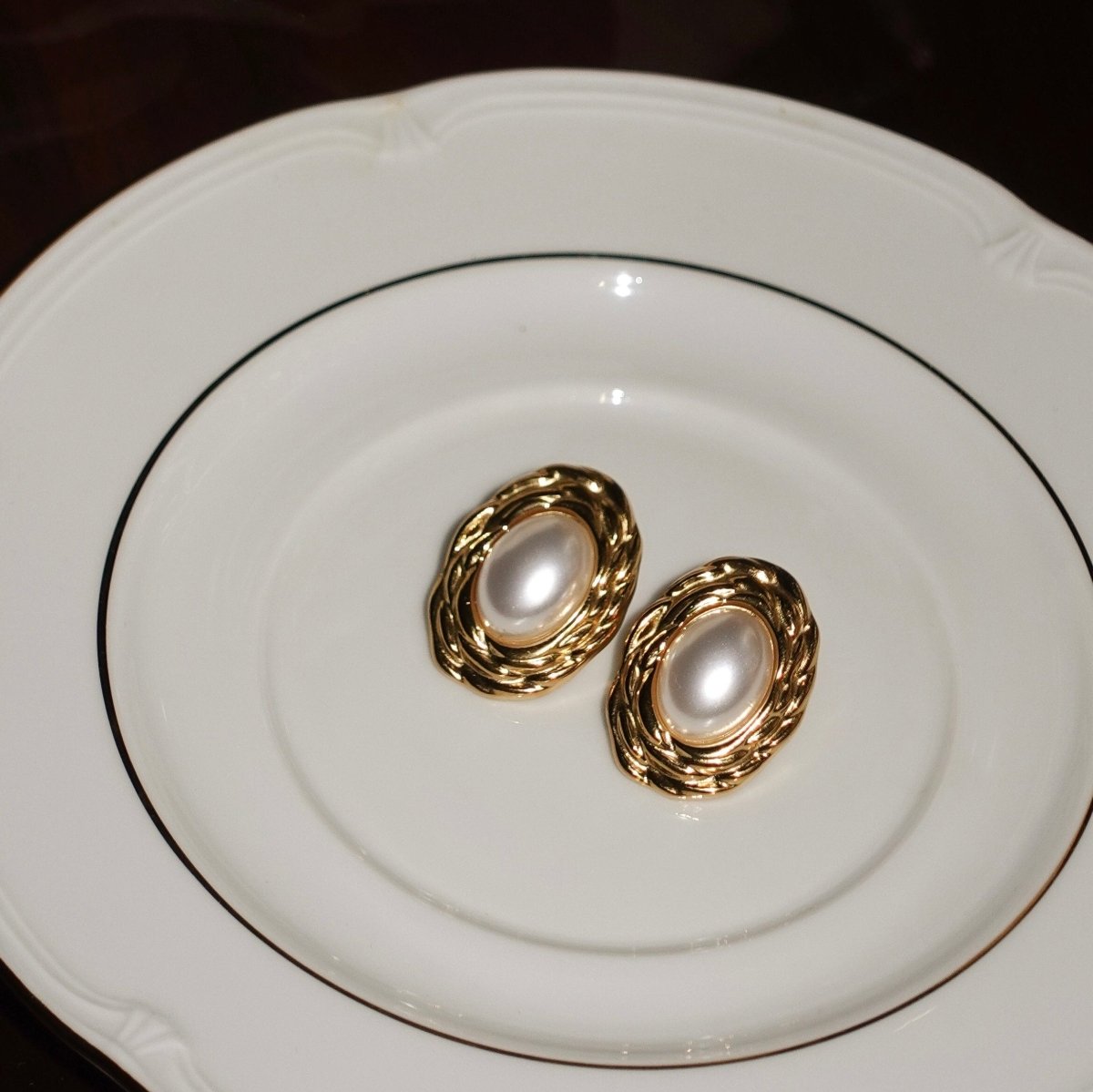 VINTAGE PEARL EARRINGS.